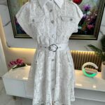 Robe Chemise en Dentelle Blanche avec Ceinture – Chic & Élégante