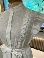 Robe Longue Blanche Dentelle Élégance – Image 3