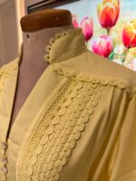 Robe Longue Jaune Pastel Élégance Dentelle – Image 15