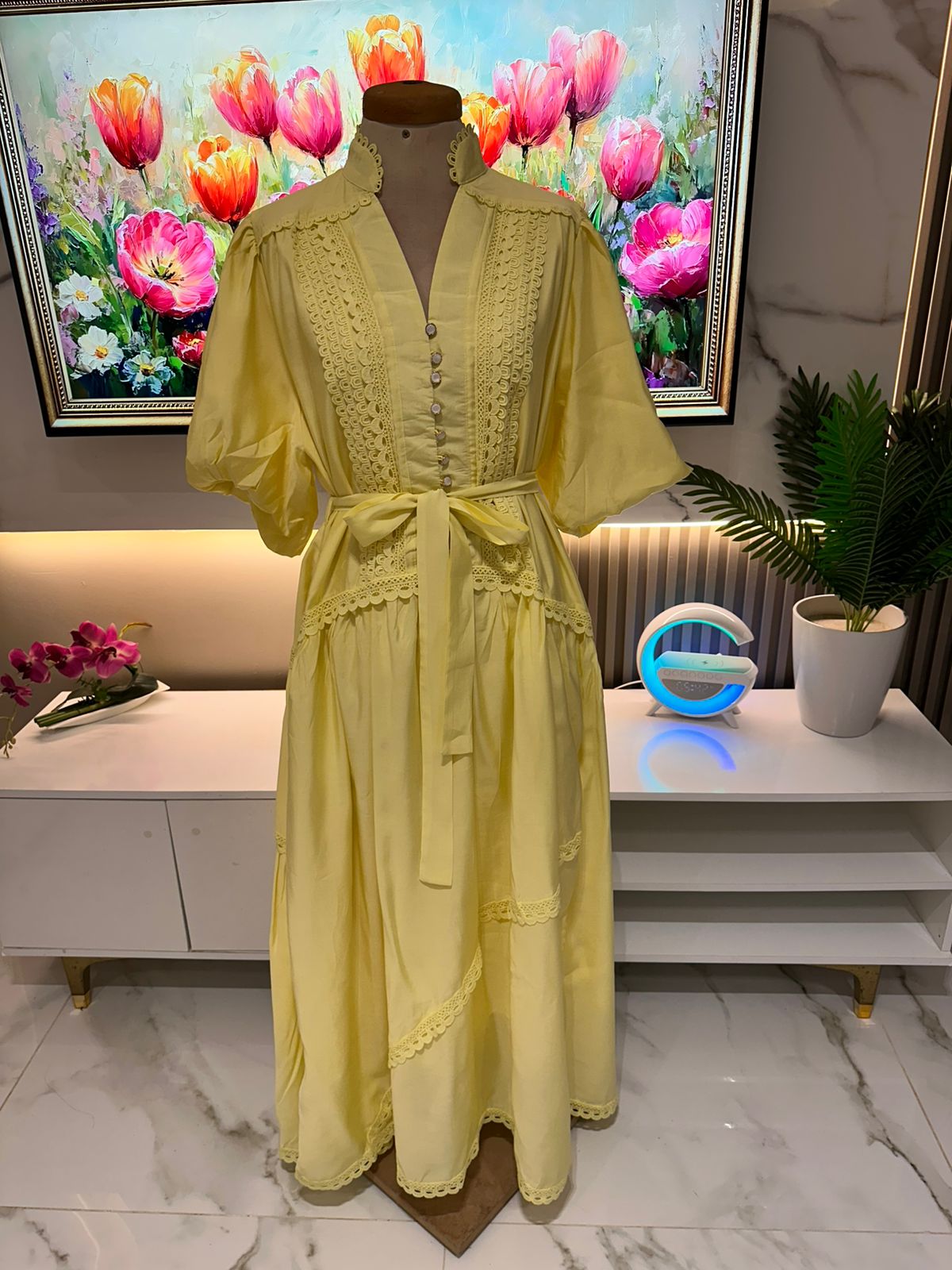 WhatsApp Image 2026-05-31 at 2.30.53 PM (5) Robe Longue Jaune Pastel Élégance Dentelle – Image 1