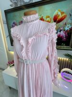 Robe Longue Plissée Élégance Perles & Volants avec Ceinture – Image 7