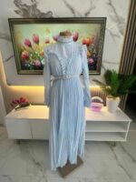 Robe Longue Plissée Élégance Perles & Volants avec Ceinture – Image 4