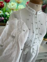 Robe Longue Blanche Perlée Élégance Chic – Image 2