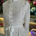 Robe Longue Blanche Perlée Élégance Chic