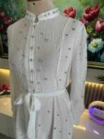 Robe Longue Blanche Perlée Élégance Chic