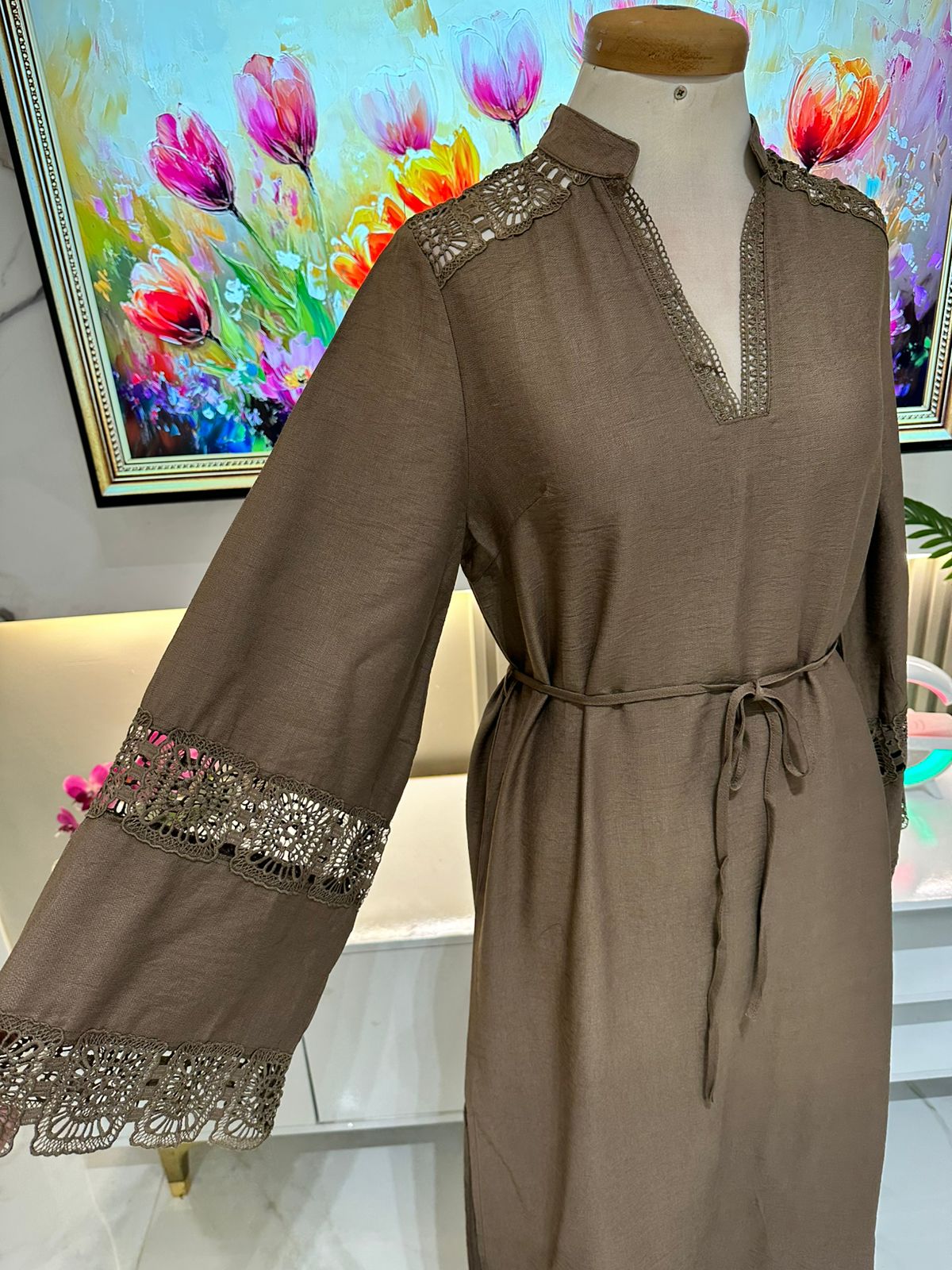 WhatsApp Image 2026-05-31 at 2.51.27 PM Robe Longue Élégante Dentelle & Ceinture Ajustable ✨ – Image 1