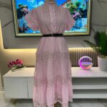 Robe Élégance Dentelle – Col Montant & Ceinture