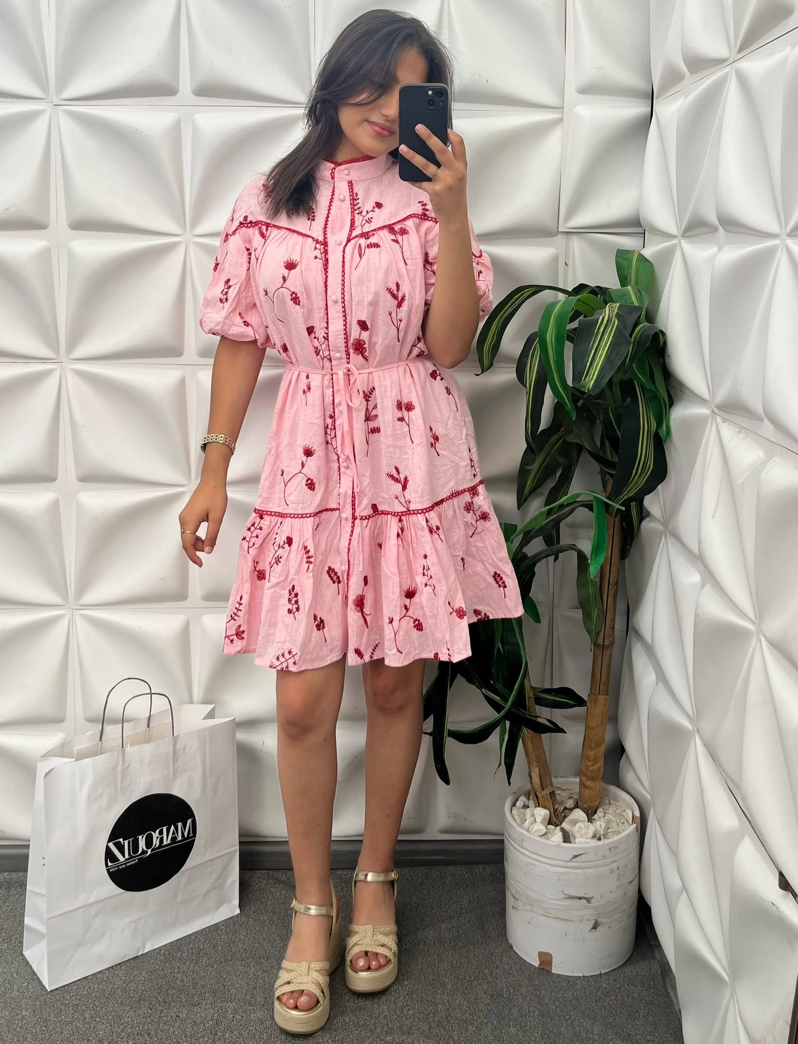 robe mini rose Robe courte brodée fleurie – Image 1