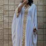 Kaftan Tunisien Blanc et Or aux Broderies Artisanales